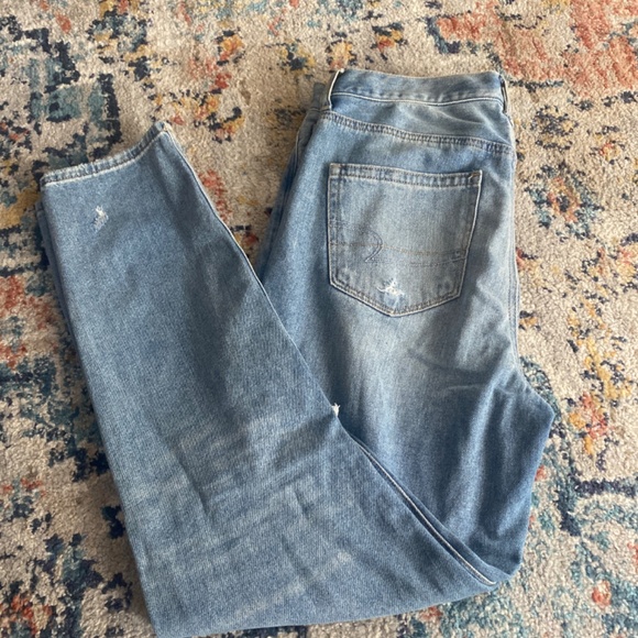 American Eagle light wash Mom Jean - Picture 2 of 3